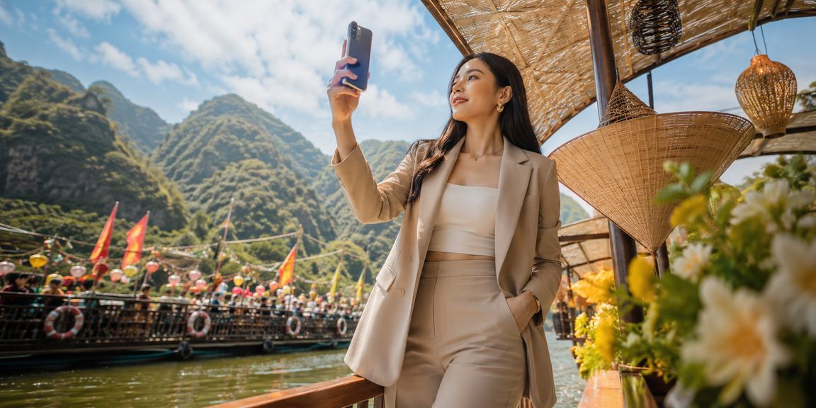 Người dùng Việt tra cứu trợ giúp tài khoản trên điện thoại trong không gian giải trí
